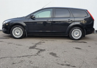 Подержанный автомобиль Ford Focus Wagon 2010 года (8 фото)