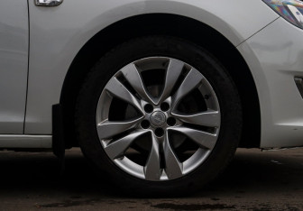 Подержанный автомобиль Opel Astra Sedan 2015 года (18 фото)