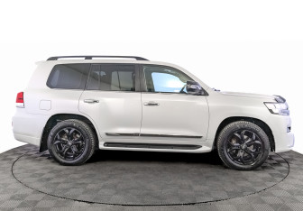 Подержанный автомобиль Toyota Land Cruiser Suv 2016 года (4 фото)