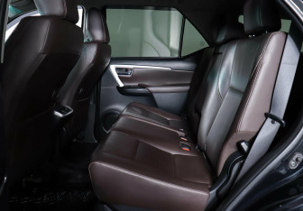 Подержанный автомобиль Toyota Fortuner 2017 года (18 фото)