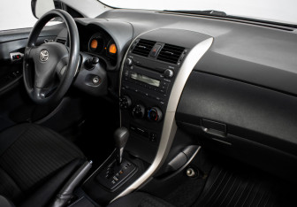 Подержанный автомобиль Toyota Corolla Sedan 2007 года (10 фото)