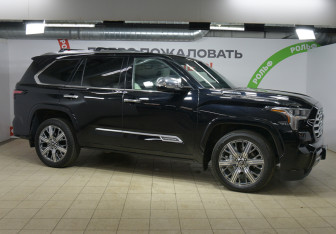 Подержанный автомобиль Toyota Sequoia 2025 года (3 фото)