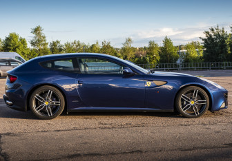 Подержанный автомобиль Ferrari FF 2015 года (6 фото)
