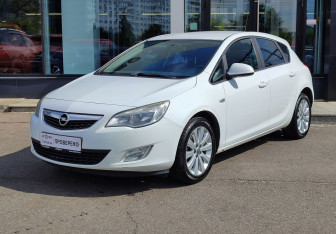 Подержанный автомобиль Opel Astra Hatchback 2012 года (1 фото)