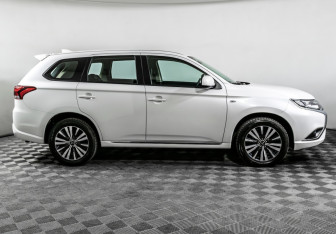 Подержанный автомобиль Mitsubishi Outlander 2022 года (4 фото)