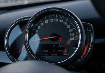 Подержанный автомобиль MINI Hatch 2020 года (10 фото)