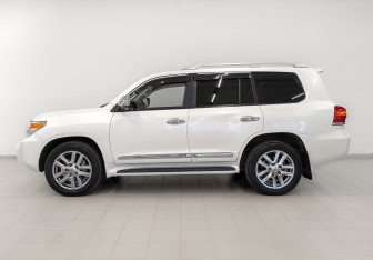 Подержанный автомобиль Toyota Land Cruiser Suv 2012 года (8 фото)