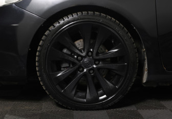 Подержанный автомобиль Toyota Corolla Sedan 2012 года (25 фото)