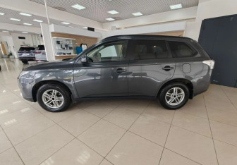 Подержанный автомобиль Mitsubishi Outlander 2013 года (8 фото)