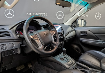 Подержанный автомобиль Mitsubishi L200 2022 года (15 фото)