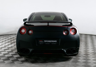 Подержанный автомобиль Nissan GT-R 2011 года (6 фото)