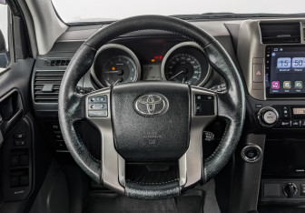 Подержанный автомобиль Toyota Land Cruiser Prado 2010 года (20 фото)