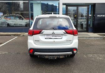 Подержанный автомобиль Mitsubishi Outlander 2017 года (7 фото)