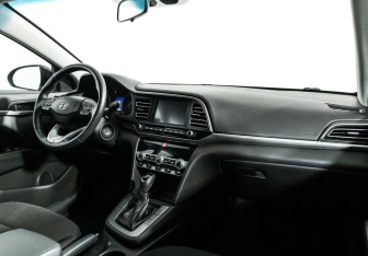 Подержанный автомобиль Hyundai Elantra Sedan 2020 года (5 фото)