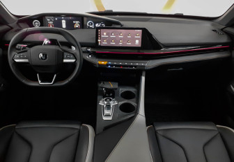 Подержанный автомобиль Changan UNI-V 2024 года (8 фото)