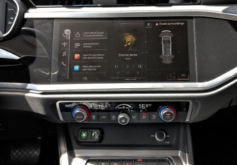 Подержанный автомобиль Audi Q3 2023 года (17 фото)