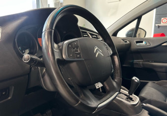 Подержанный автомобиль Citroen C4 Hatchback 2012 года (14 фото)
