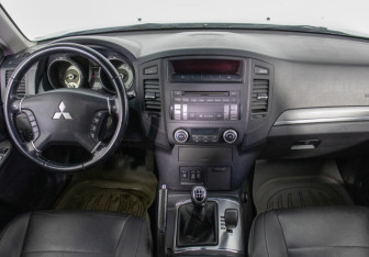 Подержанный автомобиль Mitsubishi Pajero 2008 года (13 фото)