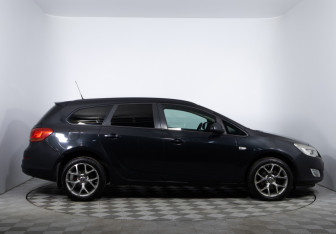 Подержанный автомобиль Opel Astra Wagon 2012 года (4 фото)