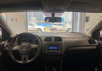 Подержанный автомобиль Volkswagen Polo Sedan 2011 года (11 фото)