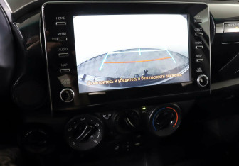 Подержанный автомобиль Toyota Hilux 2020 года (15 фото)
