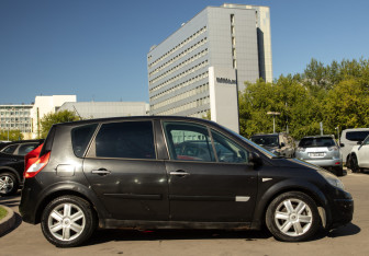 Подержанный автомобиль Renault Scenic 2006 года (3 фото)