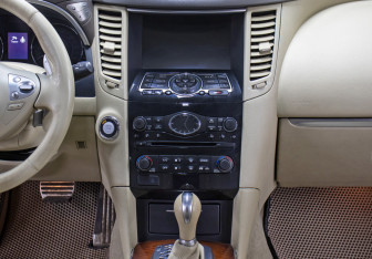 Подержанный автомобиль Infiniti FX 2012 года (16 фото)