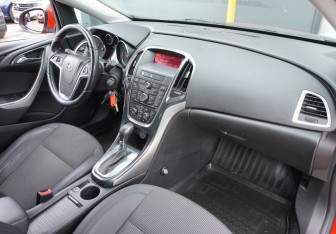 Подержанный автомобиль Opel Astra Wagon 2013 года (10 фото)