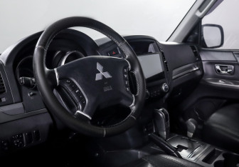 Подержанный автомобиль Mitsubishi Pajero 2012 года (14 фото)