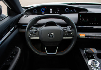 Подержанный автомобиль Changan UNI-V 2023 года (18 фото)