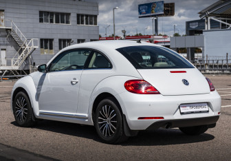 Подержанный автомобиль Volkswagen Beetle Hatchback 2014 года (6 фото)