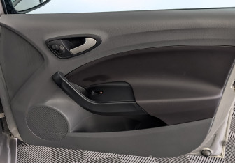 Подержанный автомобиль SEAT Ibiza Wagon 2011 года (25 фото)