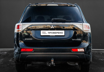 Подержанный автомобиль Mitsubishi Outlander 2012 года (6 фото)