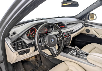 Подержанный автомобиль BMW X5 2015 года (16 фото)