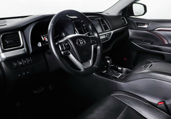 Подержанный автомобиль Toyota Highlander 2013 года (10 фото)