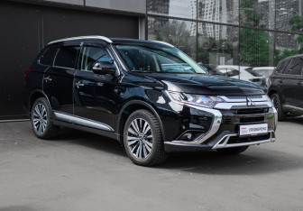 Подержанный автомобиль Mitsubishi Outlander 2021 года (3 фото)