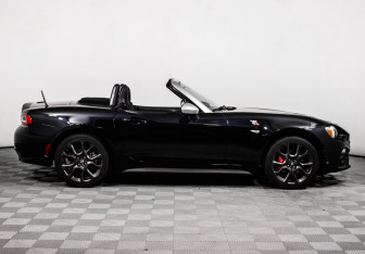 Подержанный автомобиль Fiat 124 Spider 2017 года (4 фото)