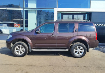 Подержанный автомобиль Nissan Pathfinder 2012 года (8 фото)
