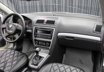 Подержанный автомобиль Skoda Octavia Liftback 2012 года (11 фото)