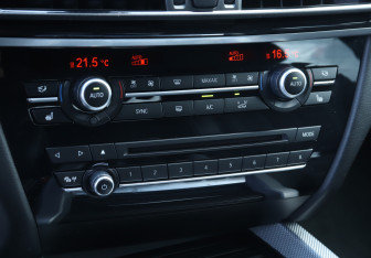 Подержанный автомобиль BMW X5 2015 года (16 фото)
