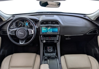 Подержанный автомобиль Jaguar F-Pace 2019 года (14 фото)