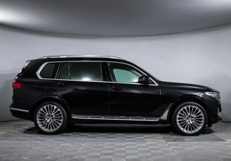 Подержанный автомобиль BMW X7 2022 года (4 фото)