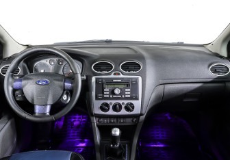 Подержанный автомобиль Ford Focus Sedan 2006 года (13 фото)