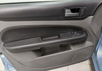 Подержанный автомобиль Ford Focus Hatchback 2009 года (11 фото)