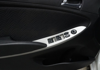 Подержанный автомобиль Hyundai Solaris Sedan 2012 года (14 фото)