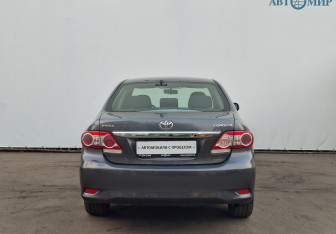 Подержанный автомобиль Toyota Corolla Sedan 2011 года (6 фото)