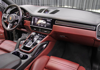 Подержанный автомобиль Porsche Cayenne 2018 года (12 фото)