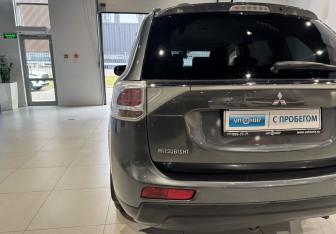 Подержанный автомобиль Mitsubishi Outlander 2013 года (8 фото)