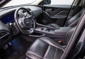 Подержанный автомобиль Jaguar F-Pace 2018 года (10 фото)