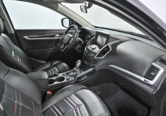 Подержанный автомобиль DongFeng AX7 2018 года (5 фото)